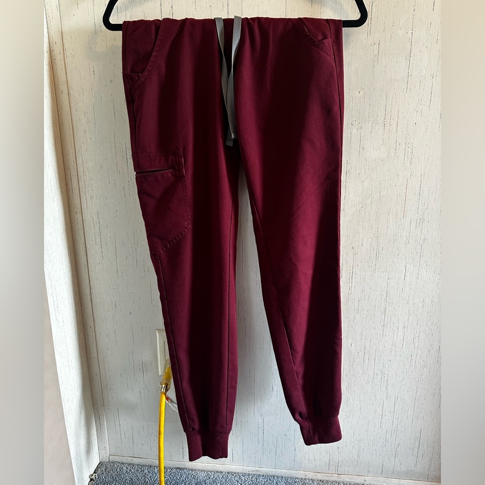 Figs Maroon Scrub Set - Picture 4 of 5